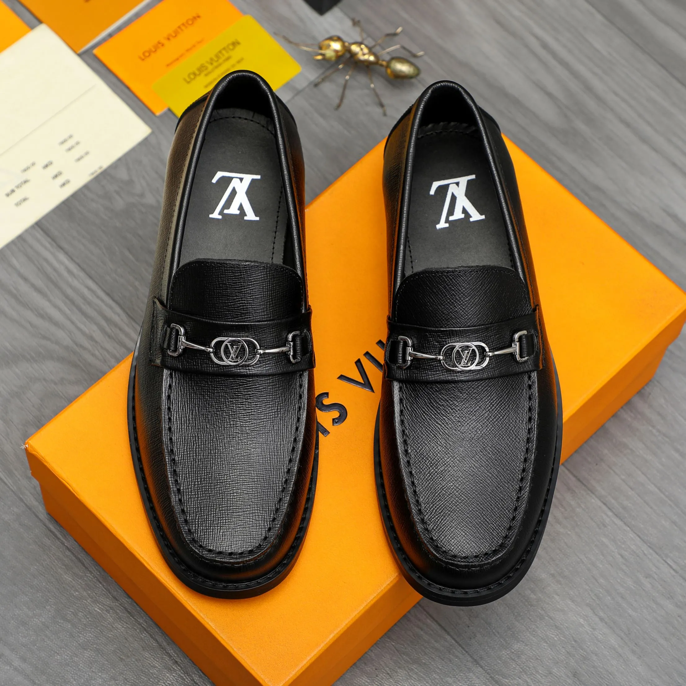 Men's shoes 💰p460 Product trademark: LV (Louis Vuitton) business slip-on leather shoes. Regular size: 38-45 (45 is custom-made and non-returnable) Product materials: Selected high-quality vertical grain cowhide upper, cowhide lining, original rubber outsole